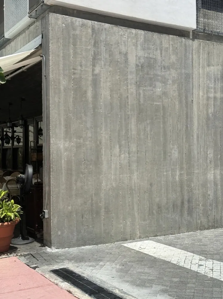 Exposed concrete wall with the vertical marks of the formwork beams